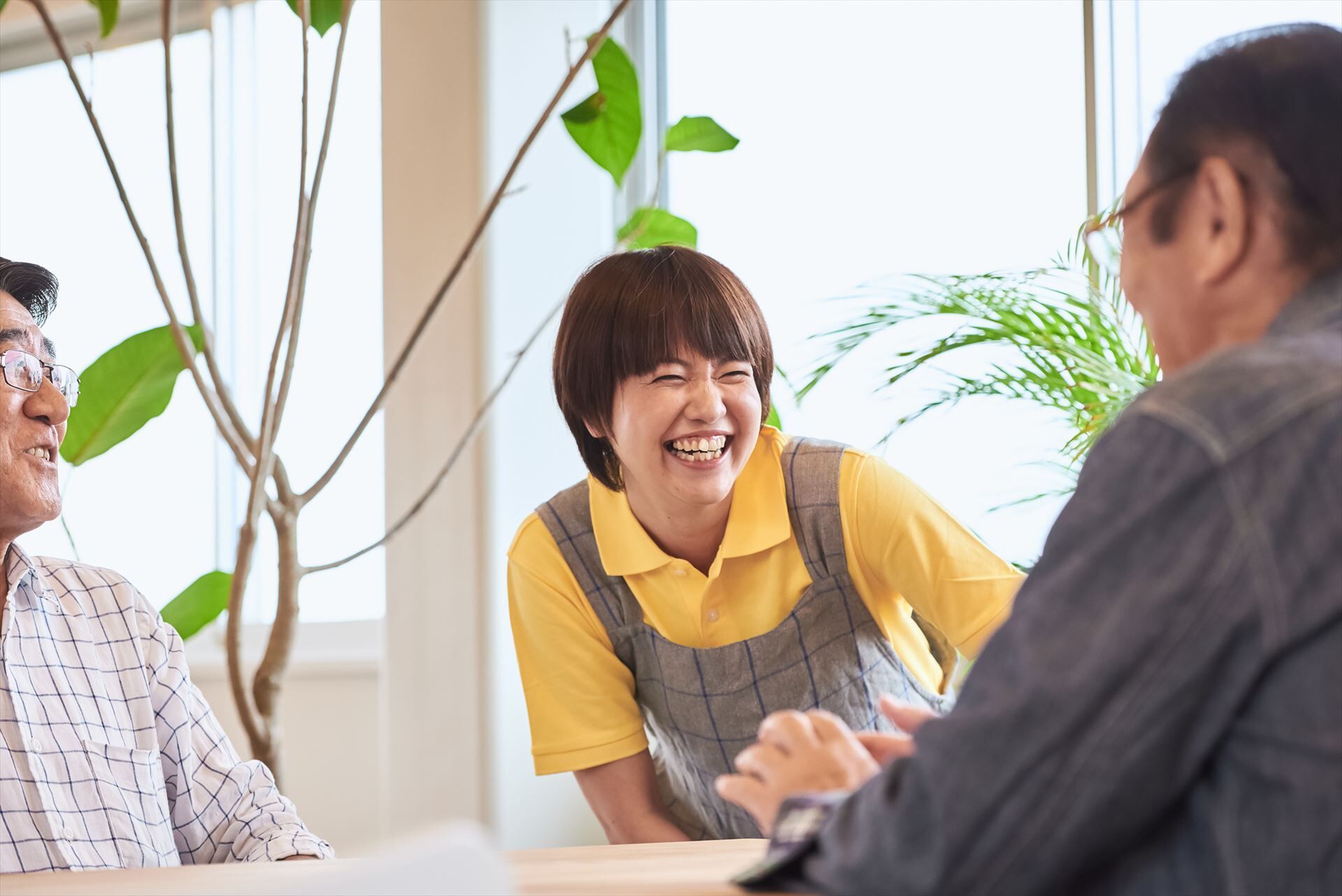 利用者と会話する女性スタッフ