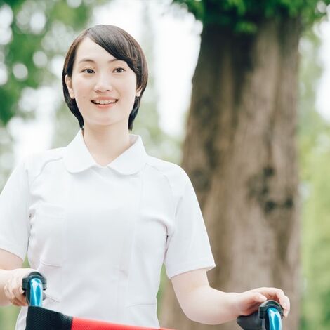 車椅子を持つスタッフ
